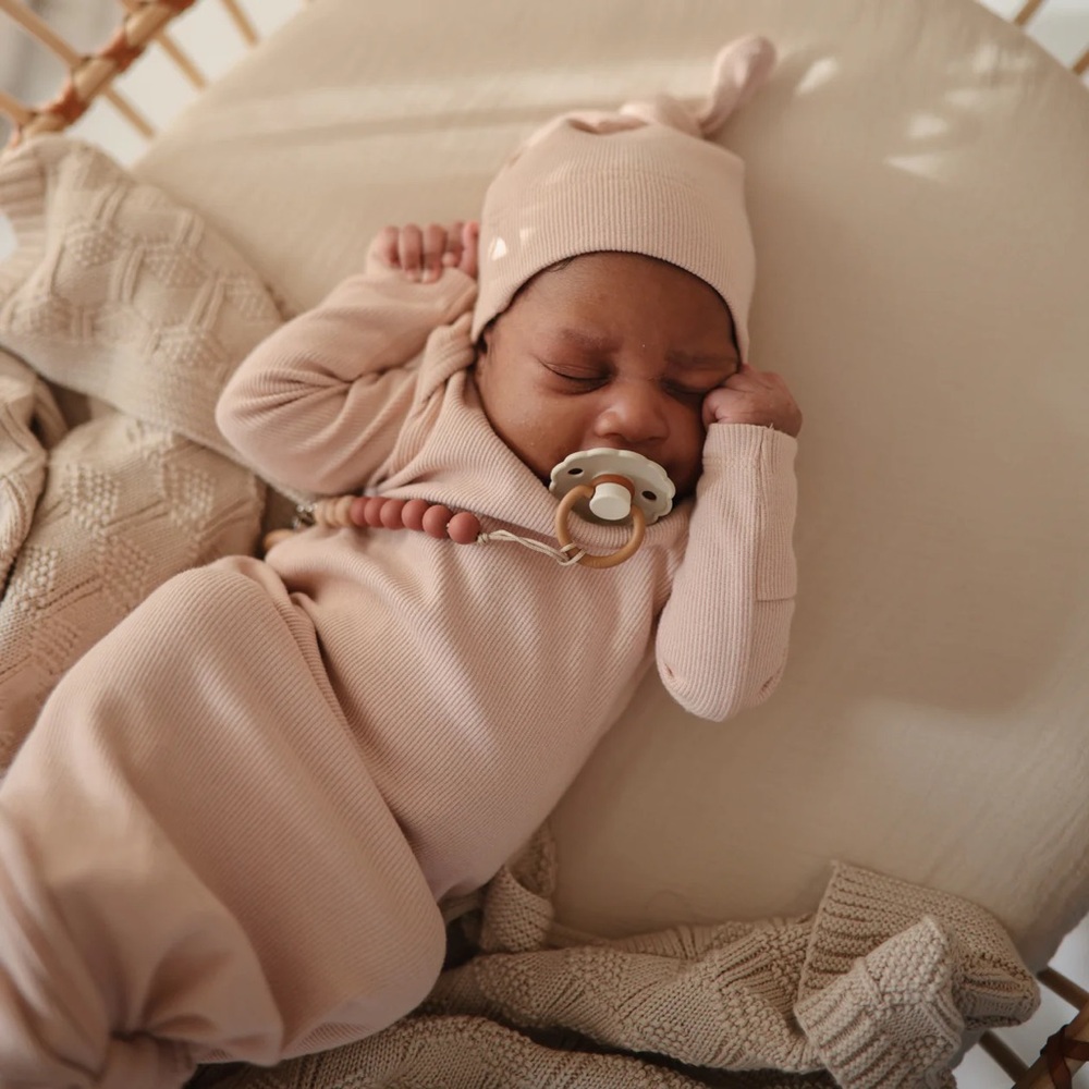 Mushie Extra Soft Muslin Crib Sheet (rainbow)